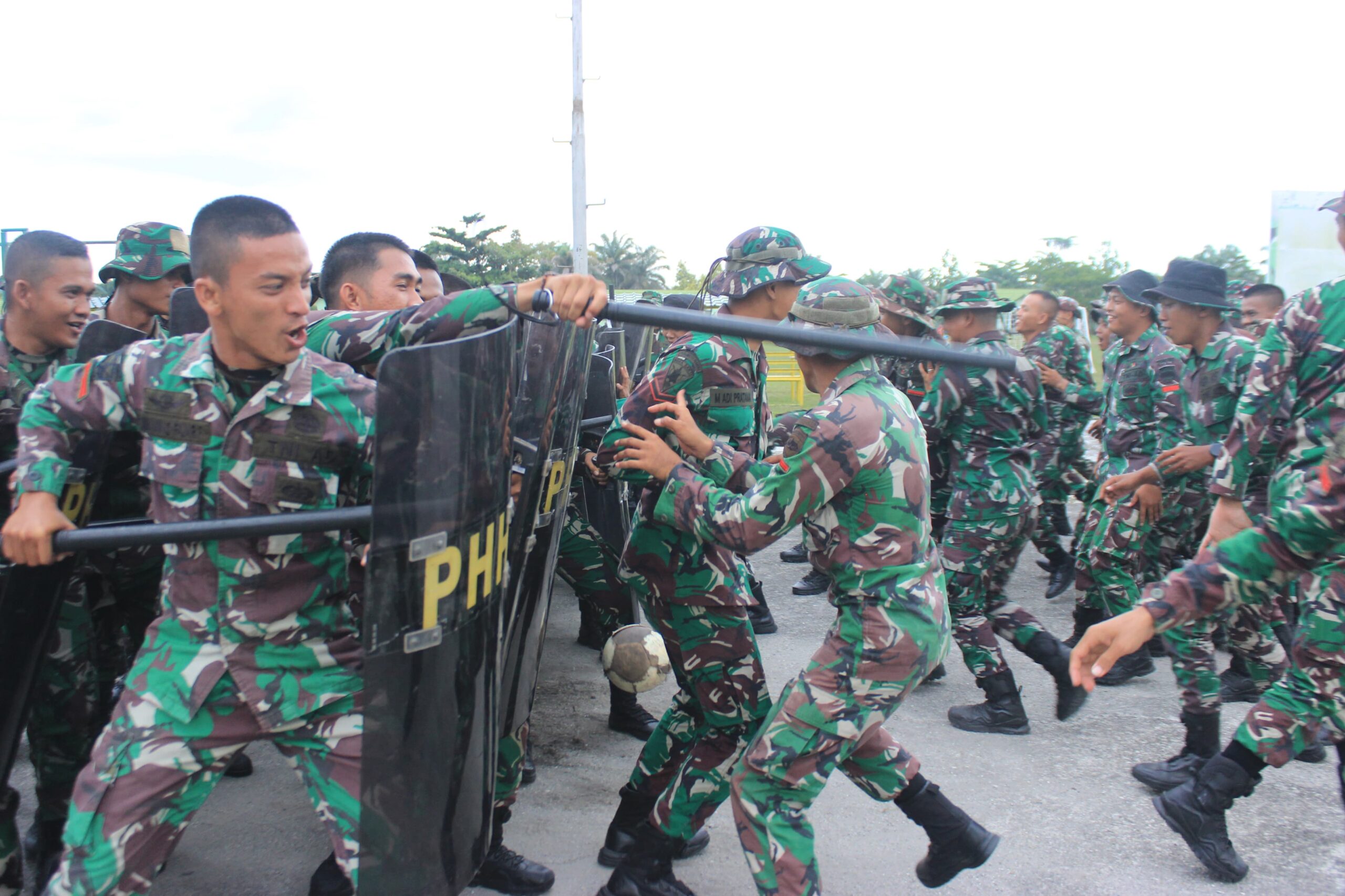 *Siapkan Satuan Jelang Pemilu, Yonif 132/Bima Sakti Laksanakan Latiha PHH