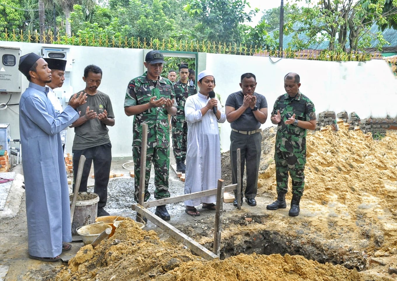 Jumat Penuh Barokah. Danrem 031/WB Letakkan Batu Pertama Pembangunan Gedung Tahfiz Al Quran Al Kartika