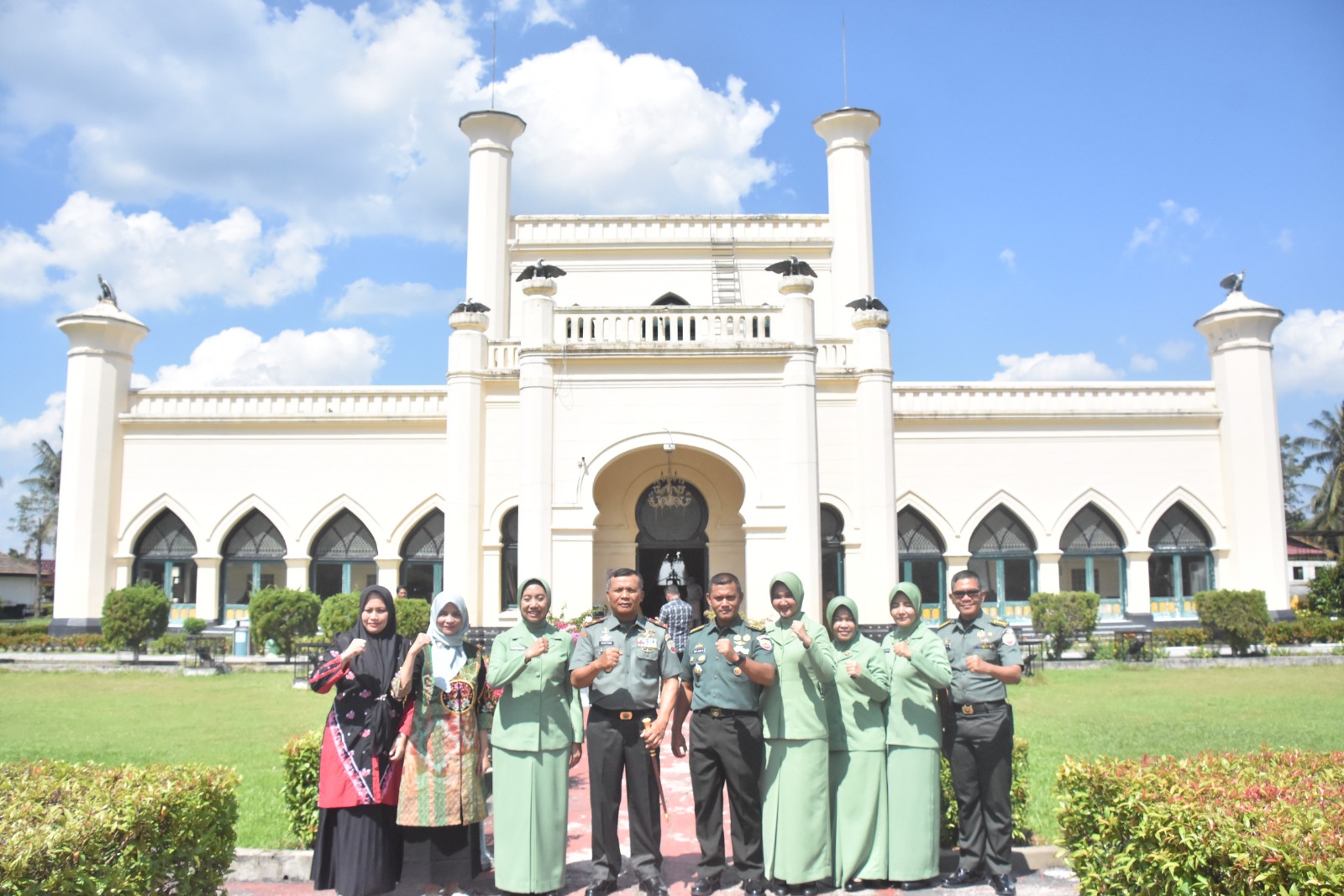 Melestarikan Warisan Budaya Danrem 031/WB beserta Rombongan Berkunjung ke Istana Siak.