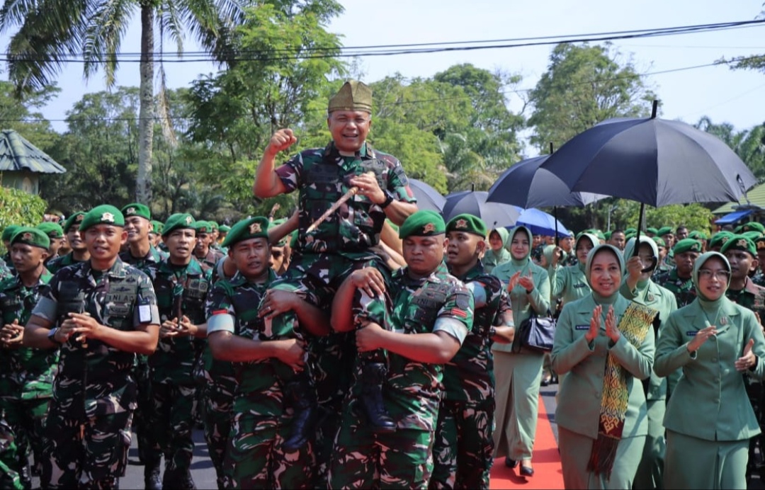 Danyon 132/Bima Sakti Letkol Inf Bambang Budi Hartanto Sambut Kunjungan Danrem 031/Wira Bima Di Mako Yonif 132/Bima Sakti.